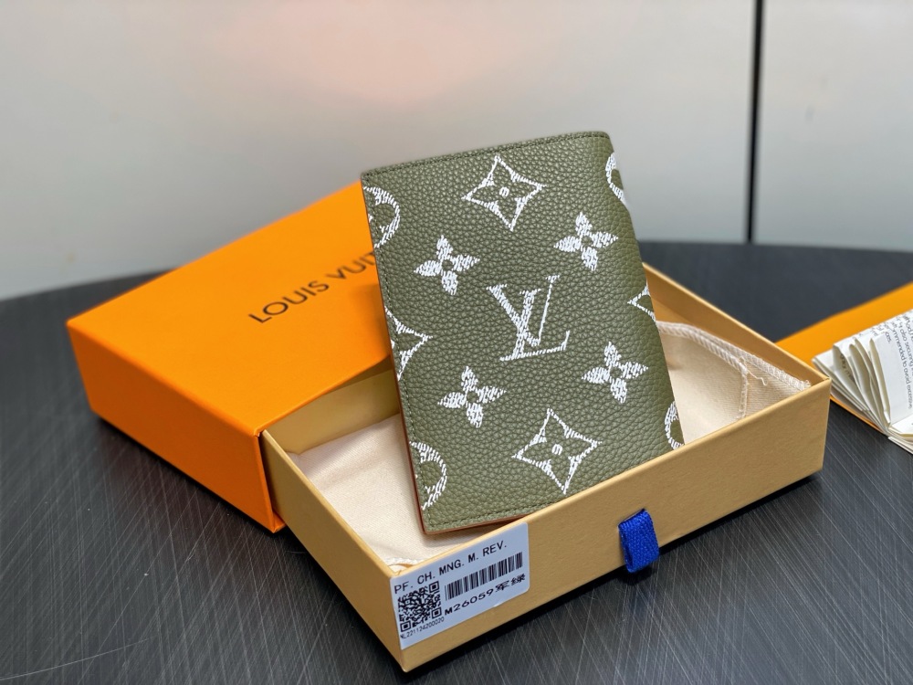 Louis Vuitton P9 Passport Cover M26059 Mirror boutique