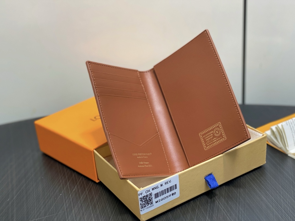 Louis Vuitton P9 Passport Cover M26059 Mirror boutique