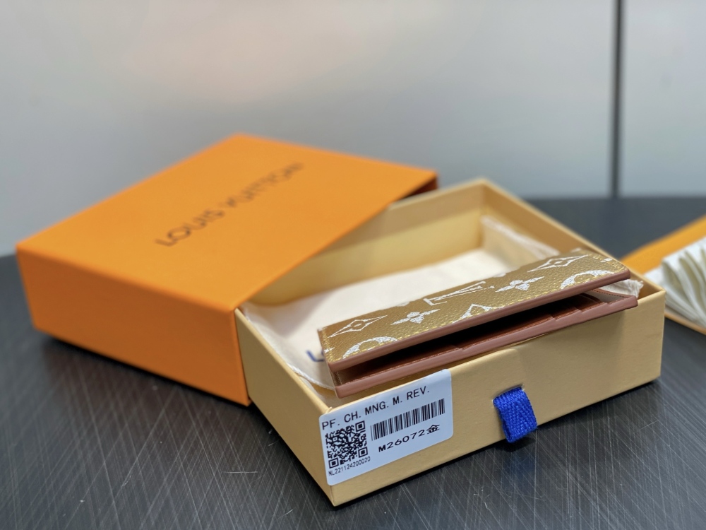 Louis Vuitton P9 Passport Cover M26059 Mirror boutique