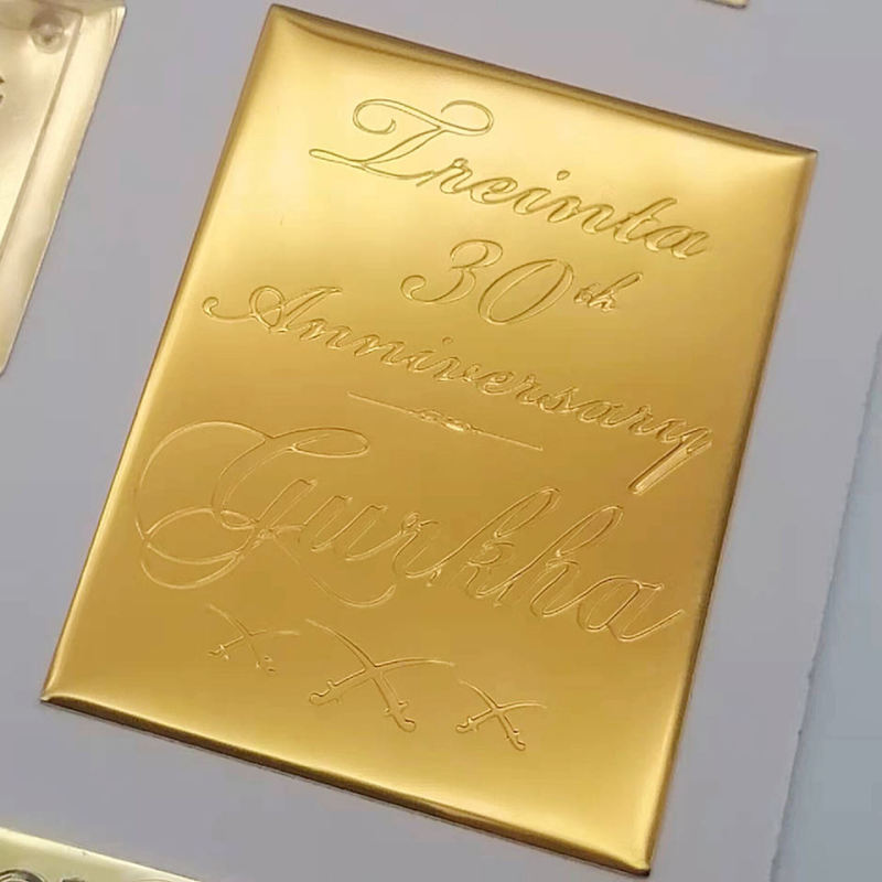 Étiquettes personnalisées de haute qualité Logo Impression extérieure Gaufrage Étiquette en aluminium Autocollant en aluminium en métal en gros pour bouteille de parfum Bouteille de vin