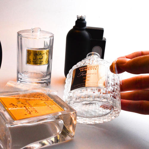 Nuovi adesivi per flaconi di profumo con design in oro metallizzato, etichette cosmetiche personalizzabili con marchio privato.