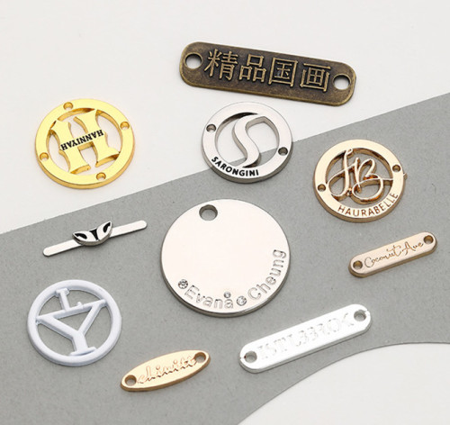 Etichetta in metallo personalizzata con logo. Logo personalizzato di alta qualità. Marchio in metallo. Targhette in metallo personalizzate per abbigliamento e borse.