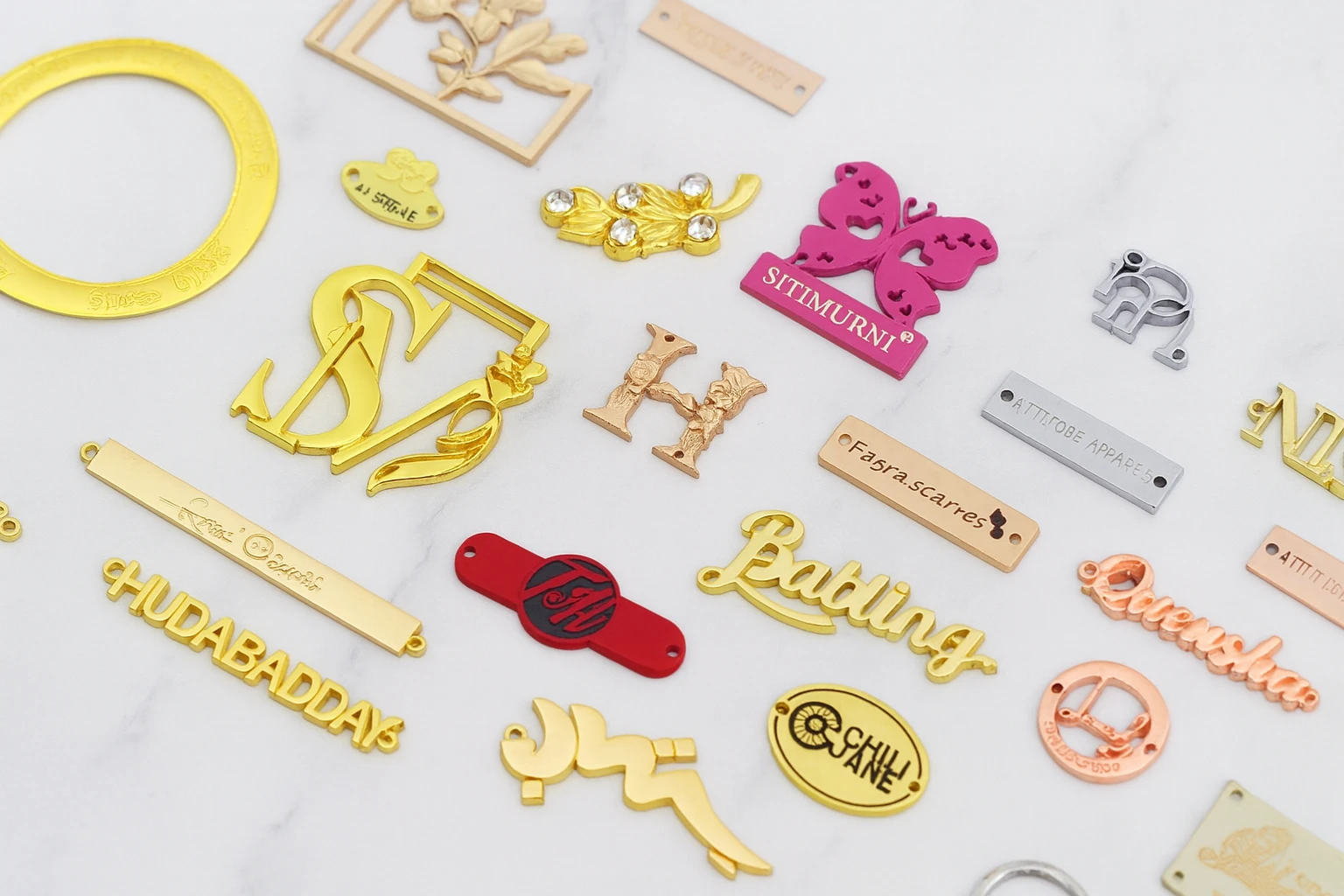 Targhette metalliche personalizzate per packaging di profumi, vino e moda | Valorizza l'identità del tuo marchio