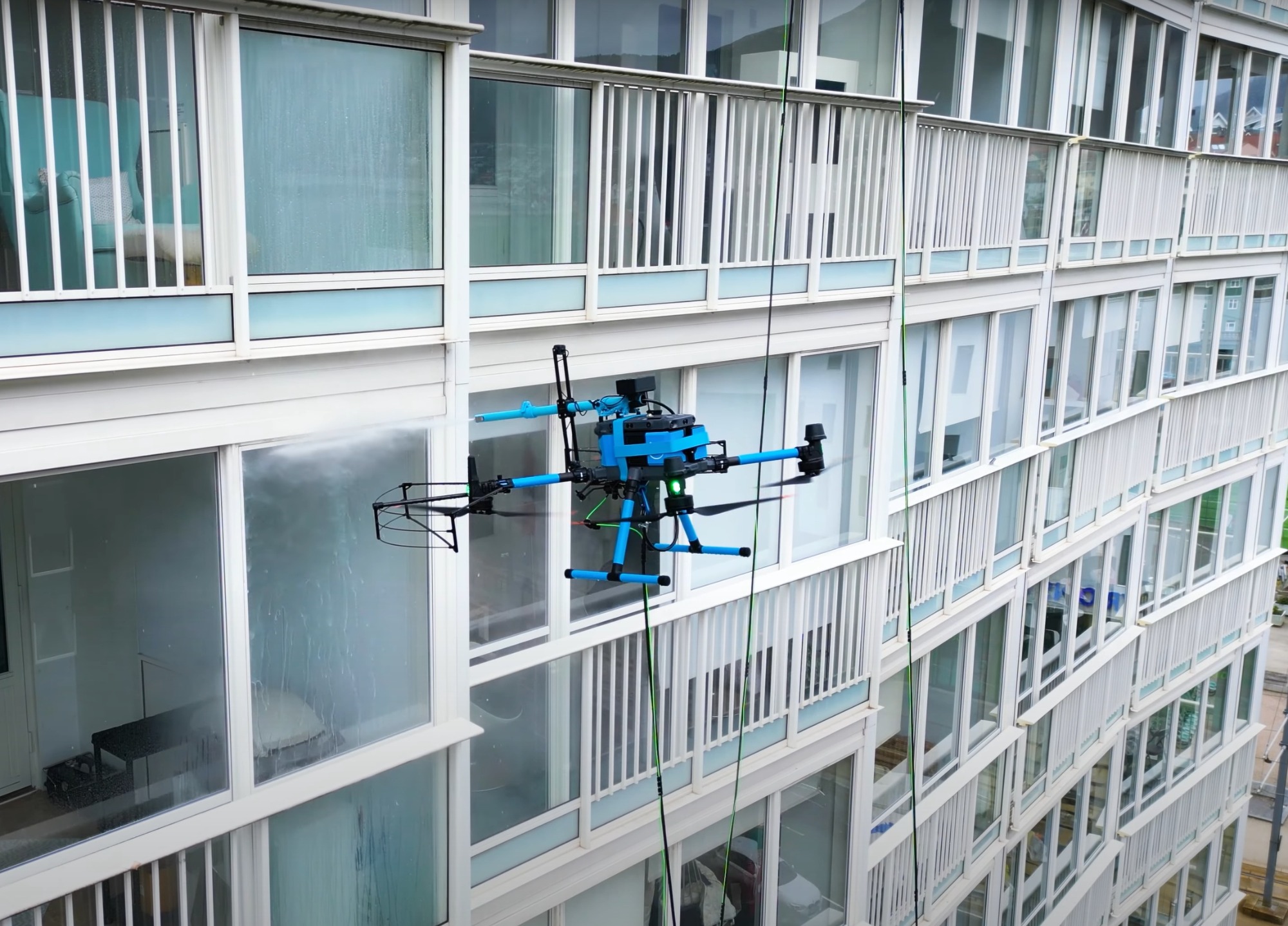 Innovative Applications of Tethered Drones in High-Altitude Cleaning