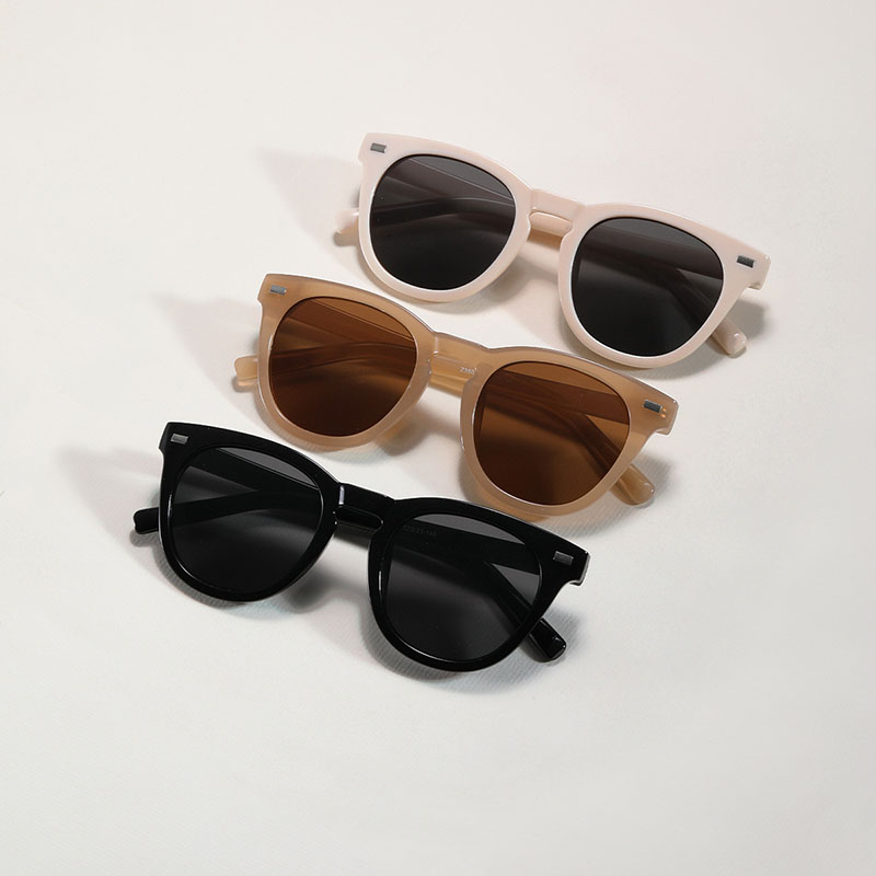 Riveted Black Punk Wind Multicolor Casual Frame Trend Sunglasses Distributor