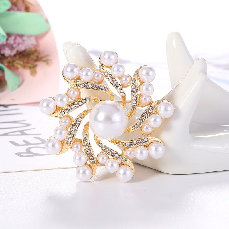 Wholesale Fashion Pearl Brooch Alloy With Diamonds Golden Corsage