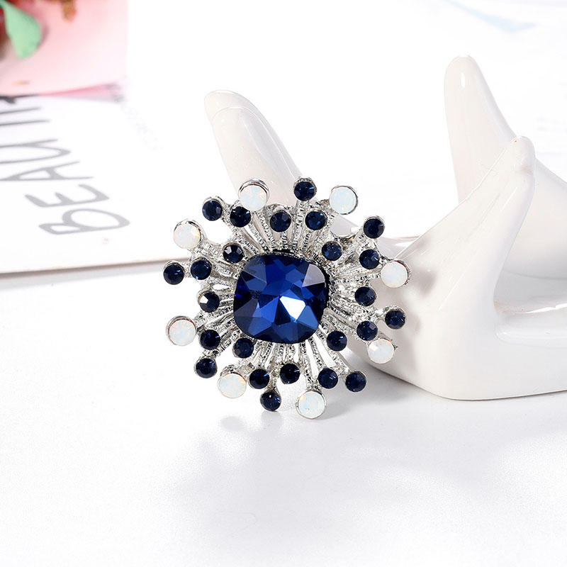 Wholesale Geometric Blue Vintage Brooch Simple Atmosphere Fashion Alloy With Diamonds Corsage