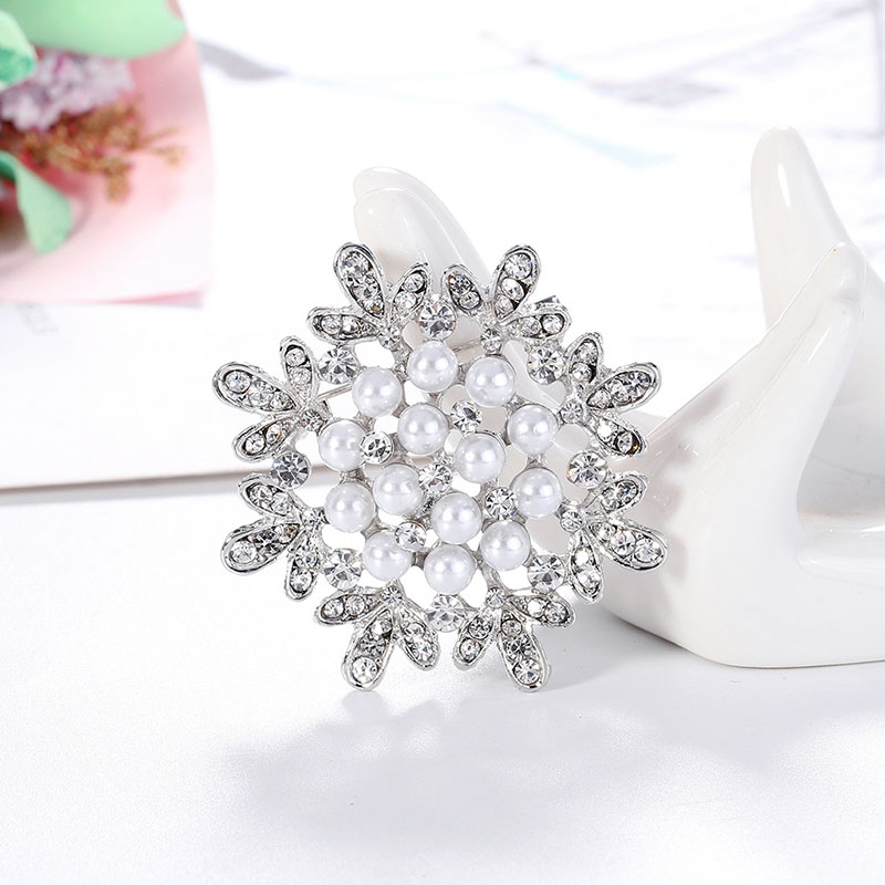 Wholesale Flower Fashion Brooch Alloy White Rhinestone Pearl Corsage