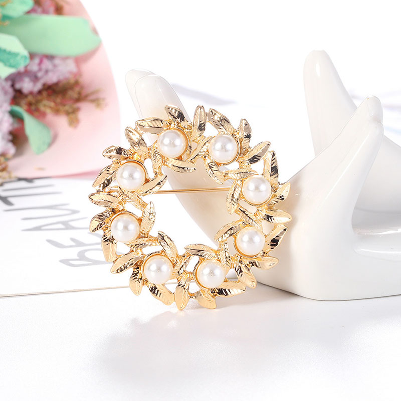 Wholesale Baroque Style Leaf Pearl Brooch Alloy Wreath Gold Corsage