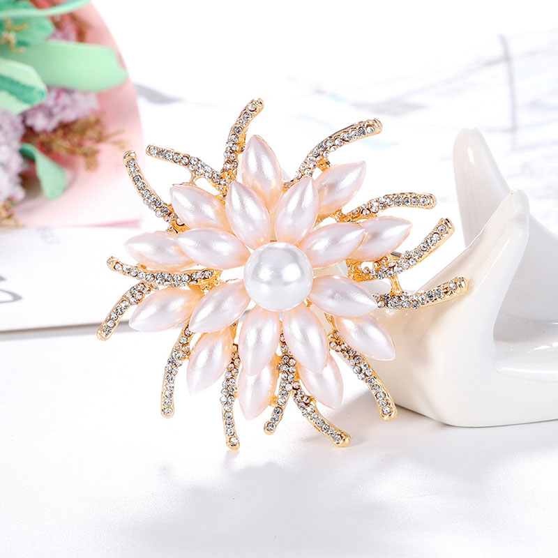 Wholesale Retro Floral Brooch Fashionable And Elegant Alloy With Diamonds Pearl Corsage