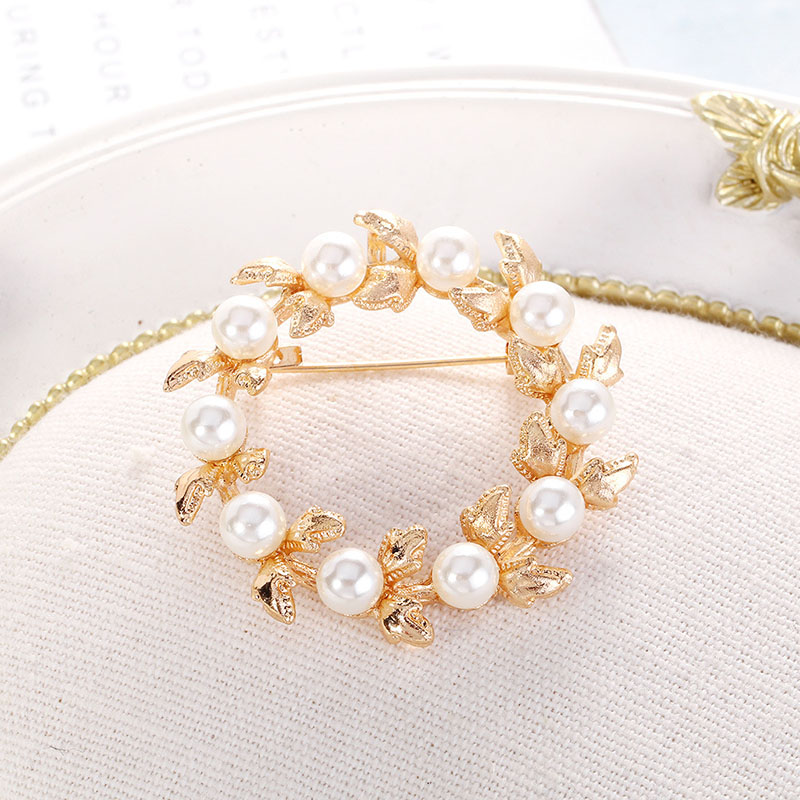 Wholesale Simple And Elegant Floral Brooch Alloy With Pearl Wreath