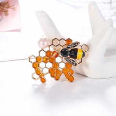 Wholesale Cartoon Fashion Alloy Oil Dripping Pearl Bee Corsage