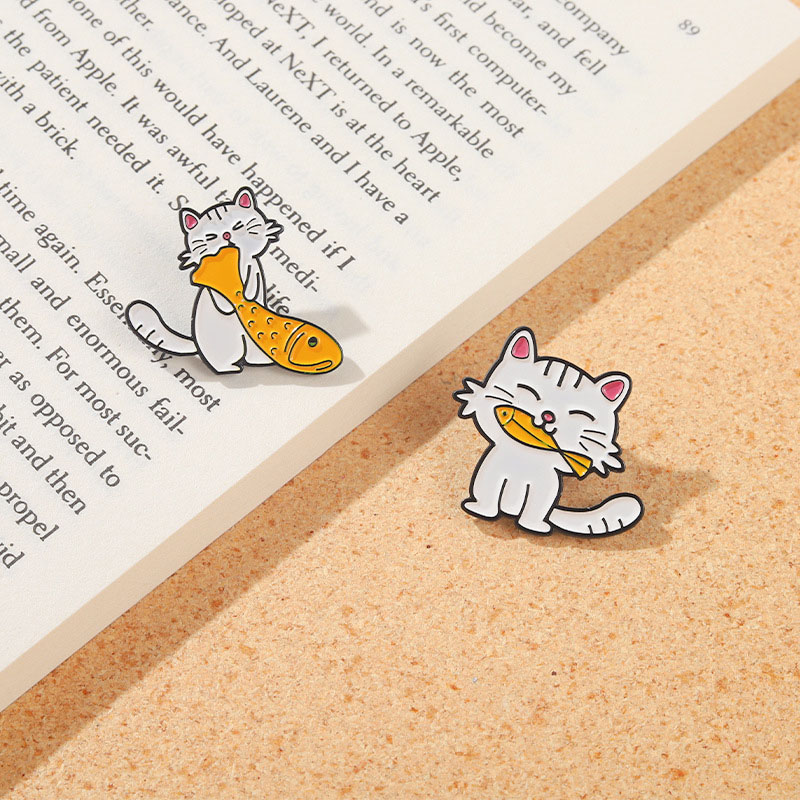 Wholesale Jewelry Cat Eating Small Fish Metal Brooch