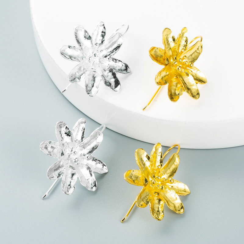 Fashion Simple Metal Three-dimensional Feeling Flower Earrings Distributor
