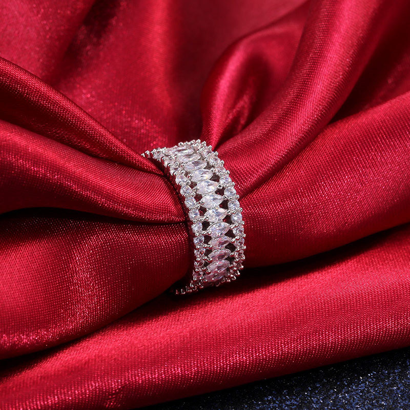 Wholesale Jewelry Fashion Ring With Full Circle Heterogeneous Zirconium Diamonds