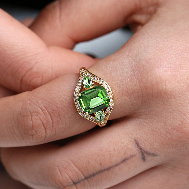 Fashion Engagement Ring With Green Zircon Supplier