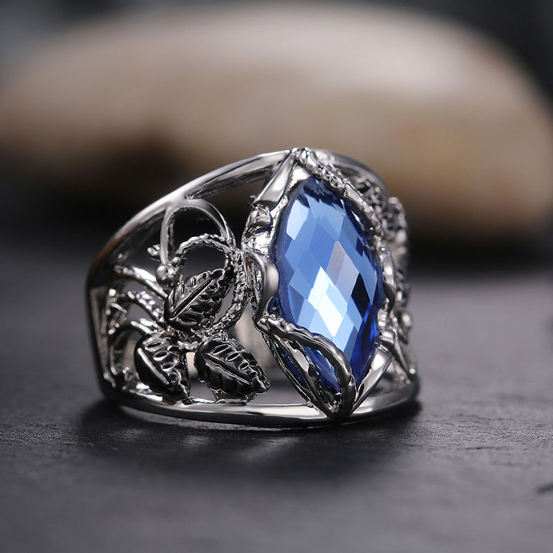 Blue Crystal Ring With Large Horse Eye Shape Supplier