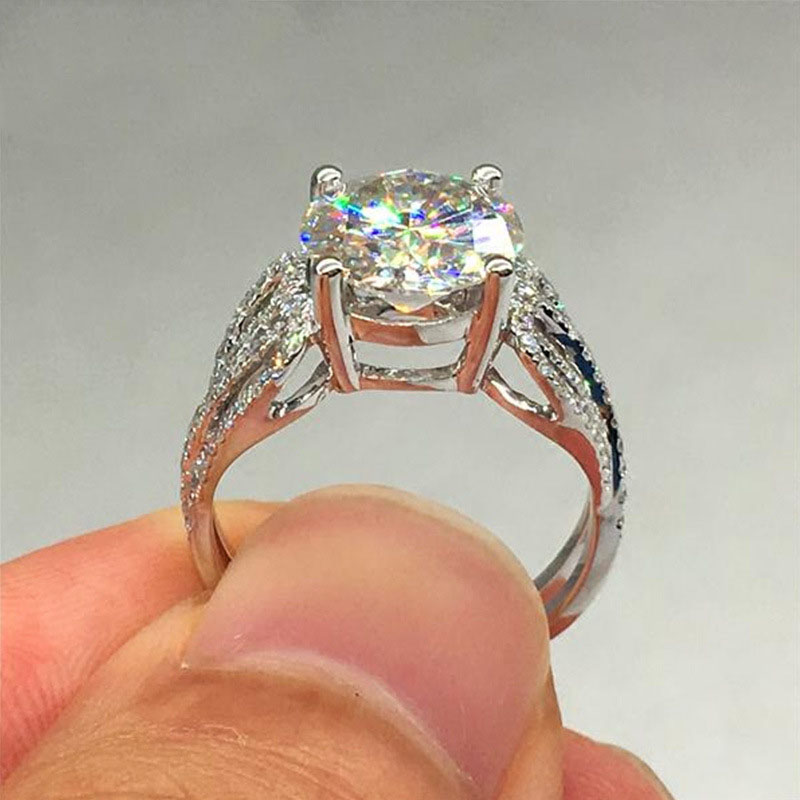 Classic Four Claw Luxury Cluster Diamond Ring Zirconia Proposal Supplier
