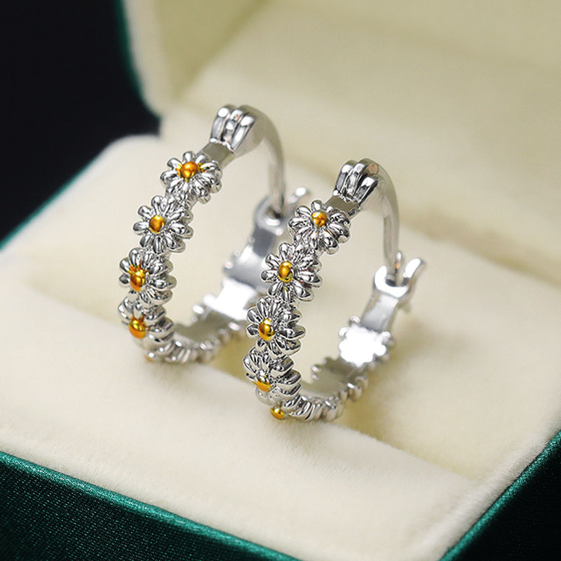 Fashionable Simple Small Daisy Two-tone Earrings Manufacturer