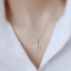 Christmas Glossy Snowflake Necklace Manufacturer