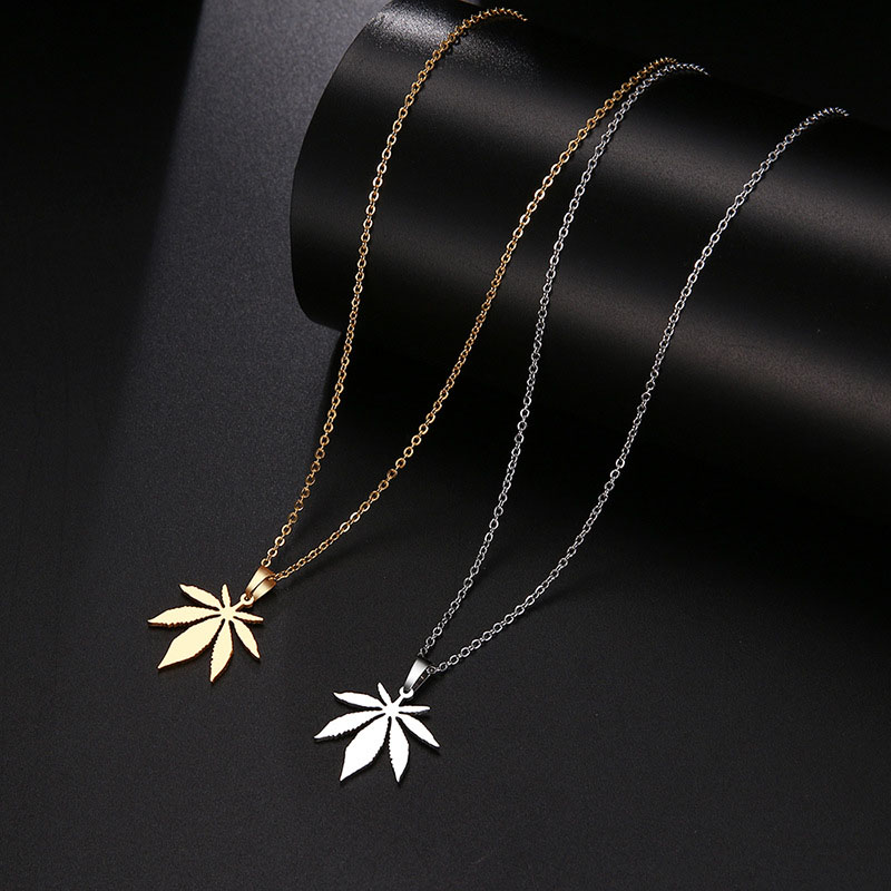Fashionable Atmospheric Maple Leaf Pendant Necklace Supplier