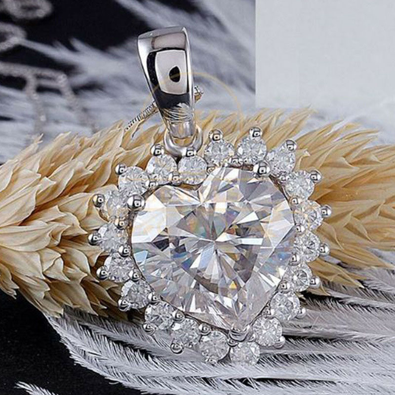 Wholesale Luxurious Heart Of The Ocean Zirconia Pendant Necklace