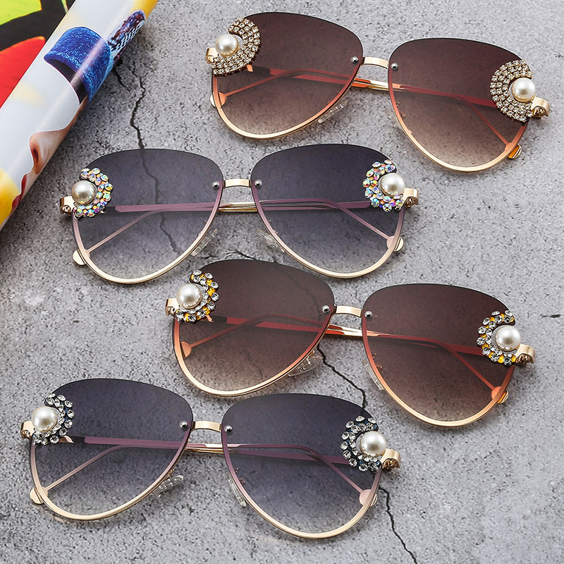 Fashion Large Frame With Diamonds Sunglasses Gradient Piece Uv Protection Supplier