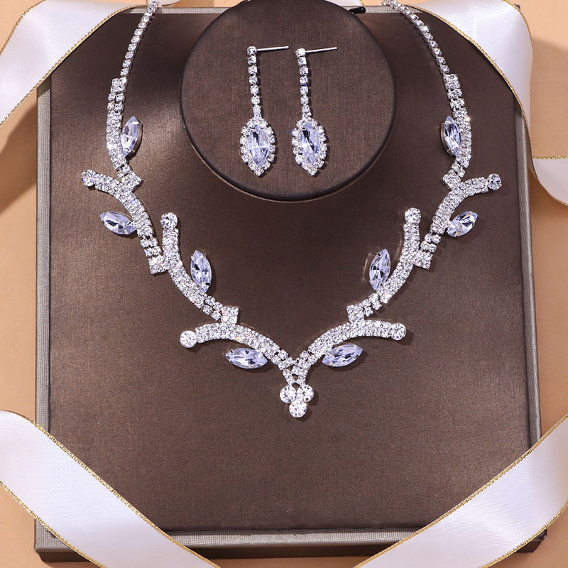 Wholesale Fashionable Temperament Crystal Necklace Earrings Set
