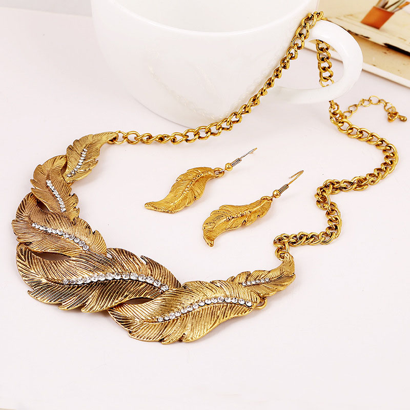 Wholesale Jewelry Vintage Classic Leaves With Diamonds Necklace Short Collarbone Chain