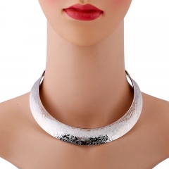 Wholesale Jewelry Fashion Punk Metal Exaggerated Concave Flower Pattern Short Necklace
