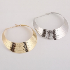 Wholesale Jewelry Fashion Floral Pattern Temperament Necklace Short Exaggerated Metal Necklace
