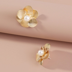 Wholesale Gold Metal Pearl Flower Earrings Fashionable And Versatile 6 Petals Earrings