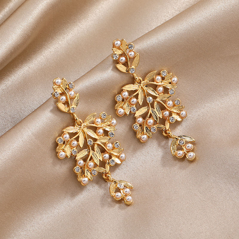 Fashion Gold-plated Leaves With Diamonds Pearl Earrings Simple Long Earrings Distributor