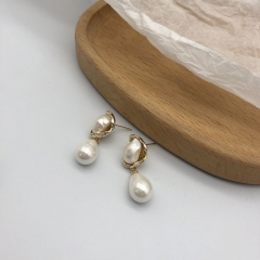 French Pearl Earrings Simple Vintage Metallic Feel Earrings	 Vendors