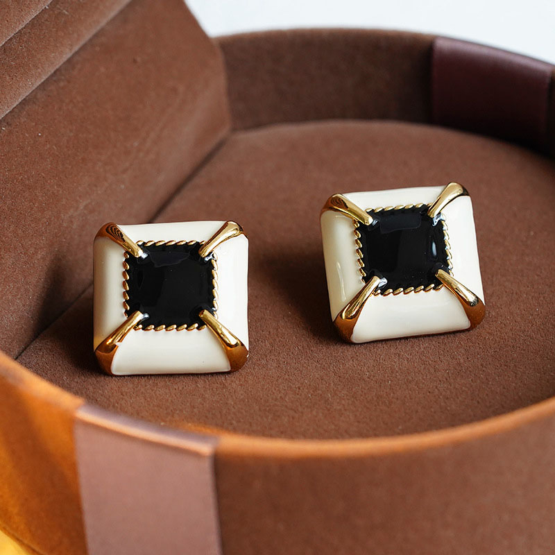 Chinese Vintage Earrings Vintage Geometric Square Court Studs	 Supplier
