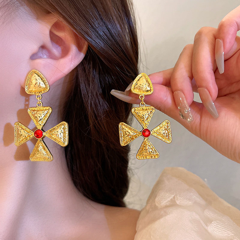 Vintage Mid-vintage Geometric Personality Studs French Ruffled Flower Earrings	 Supplier