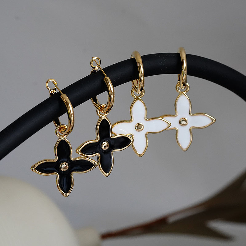 Four Leaf Clover Earrings Metal Personality Korean Fashion Earrings	 Vendors