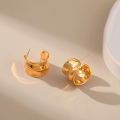 Wholesale Heavy Work Geometric Semi-circular C-shaped Wide Edge Short Earrings Copper Plated 18k Real Gold
