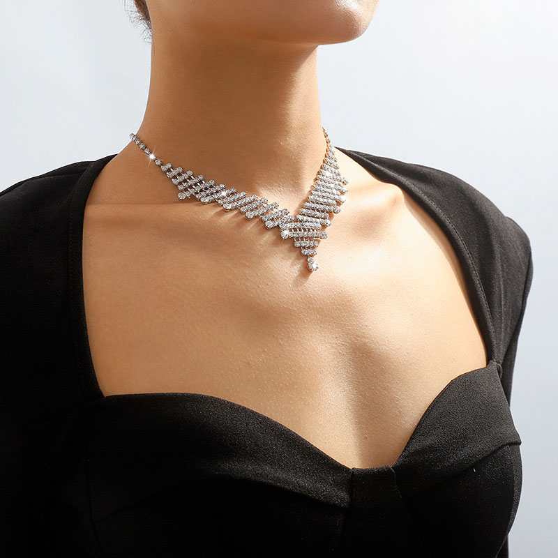 Fashion Rhinestone V-shaped Claw Chain Light Luxury Necklace Manufacturer