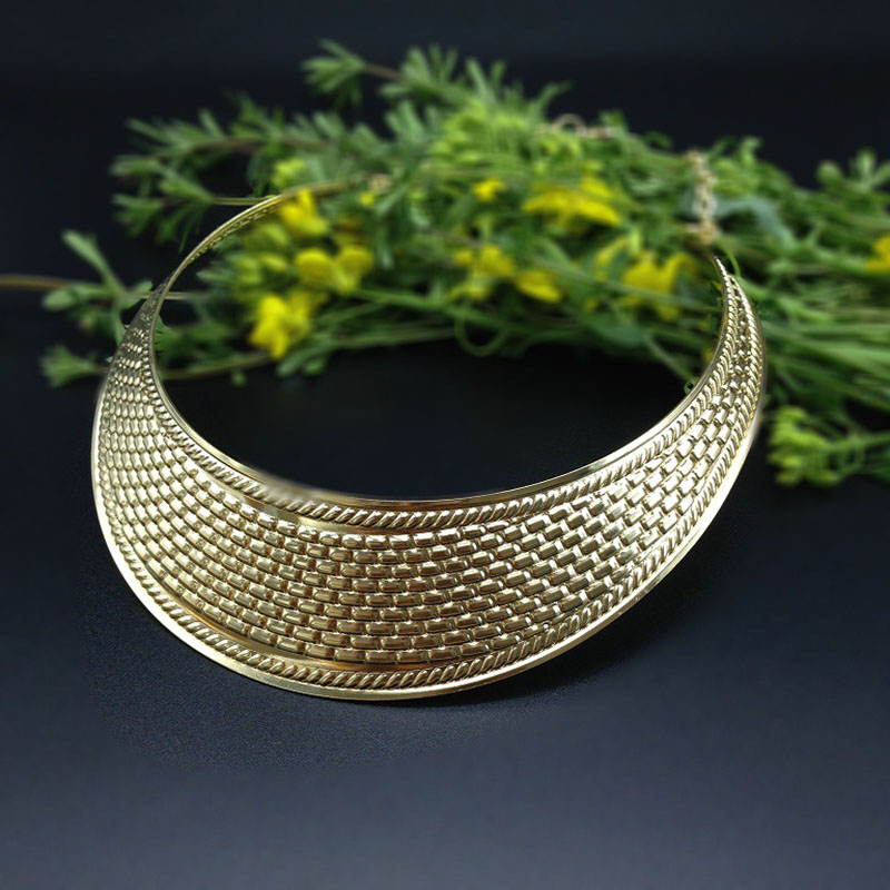Metal Embossed Crescent-shaped Punk Exaggerated Necklace Vendors