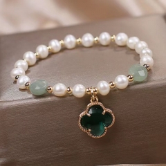 Wholesale Light Luxury Natural Shaped Pearl Clover Vintage Bracelet