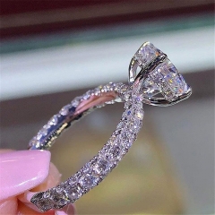 Glitter Diamond Round Fashion Engagement Diamond Ring Manufacturer