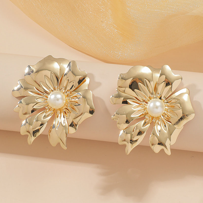Wholesale Fashionable And Trendy Plated Flower Earrings With Pearls