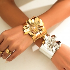 Wholesale Wide Glossy Flower Imitation Pearl Metal Flower Bracelet