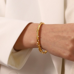 Pulsera Con Incrustaciones Cruzadas De Circón Perla Chapada En Oro De Acero De Titanio Al Por Mayor De 18K