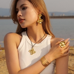 Venta Al Por Mayor De Acero De Titanio Galvanizado De Flores De 18K Collar Pendiente Anillo