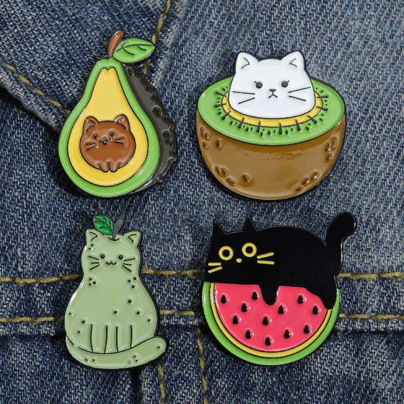 Broche De Metal De Dibujos Animados Fruta Creativa Fresa Sandía Con Gato Negro Animal Lindo Naranja Aguacate Limón Insignia Mayorista