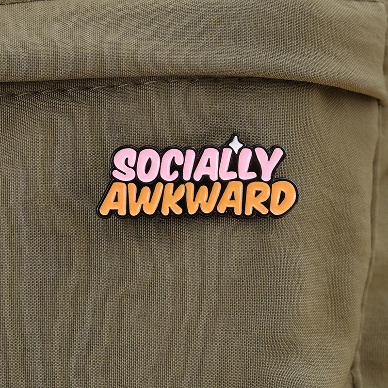 Broche De Metal Con Letras De Dos Colores SOCIALLY AWKWARD Insignia Al Por Mayor