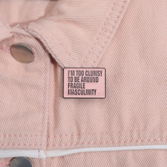 Soy Demasiado Torpe Para Llevarme Bien Con Mi Virilidad Frágil Broche Insignia Al Por Mayor