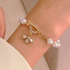 Diamond-encrusted Bee Pendant Pearl Bracelet Wholesaler